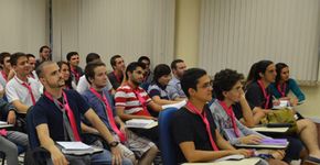 Estudantes usam gravata rosa em campanha contra violência envolvendo alunos gays na USP