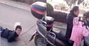 Mãe chinesa amarra o filho a uma moto e o arrasta
