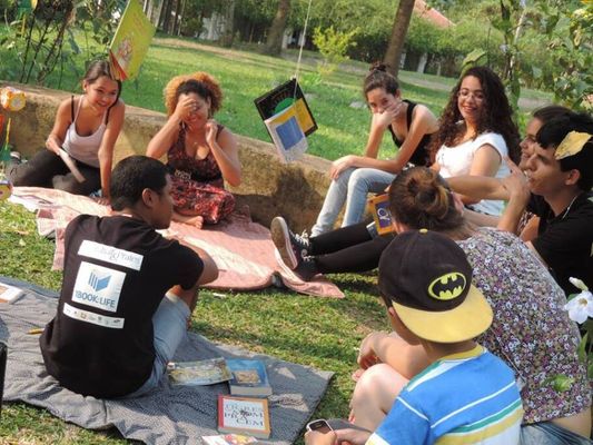 O projeto promove debates literários dentro de cemitério em Parelheiros (Reprodução/Facebook)
