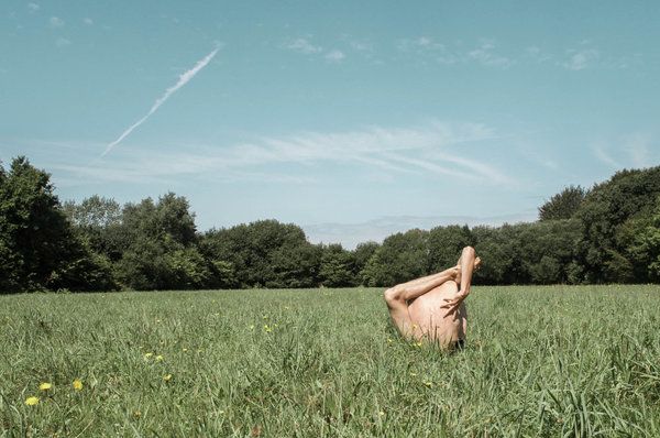 O artista transforma seu corpo em meio à natureza ( Reprodução/Arthur Cadre) 
