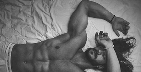 Perfil no Instagram dedicado a postar fotos só de homens na cama