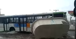 Como assim? Piscina ‘atropela’ ônibus em Goiânia