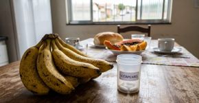Comer banana em vez de suplemento de potássio ajuda bastante, mas só vale a pena se o consumo for de ao menos 2 unidades por dia, maduras e acompanhadas de uma refeição
