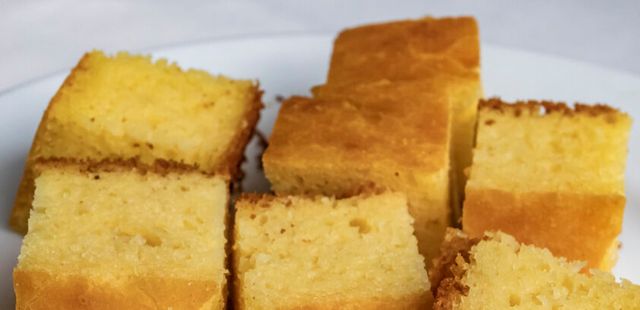 Bolo de milho-verde gelado é perfeito para o café da manhã neste calorão