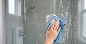 Como remover resíduos de sabão da porta de vidro do box com bicarbonato de sódio