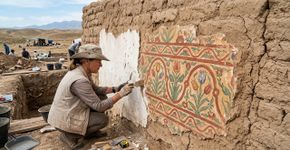 Alguém cobriu uma pintura antiga com cal branca e ela ficou escondida até arqueólogos descobrirem flores coloridas numa parede de 1.500 anos