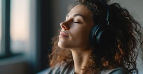 Repetir aquela música favorita tem um efeito surpreendente na sua mente