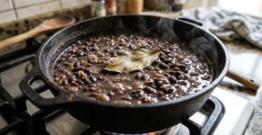 Os mexicanos concordam: “Para deixar o feijão preto mais cremoso e saboroso, o segredo é adicionar uma folha de abacate seco durante o cozimento.”