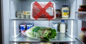 No Canadá, carne crua não deve ficar junto das verduras na geladeira: armazená-la na prateleira inferior e dentro de um recipiente ajuda a impedir que líquidos contaminem outros alimentos