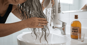 Para que serve aplicar vinagre de maçã em cabelos grisalhos e como fazê-lo corretamente?