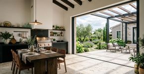 Adeus ao cimento queimado: o novo piso de travertino para área gourmet que virou febre nas casas italianas