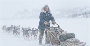 Em 1973, uma adolescente de Wisconsin se mudou para o Alasca; 12 anos depois, enfrentou uma tempestade que os rivais evitaram e se tornou a 1ª mulher a vencer o Iditarod