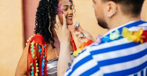 Glitter faz mal para a pele? Saiba quais cuidados adotar ao usar brilho no Carnaval