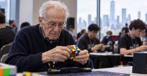 Aos 95 anos, aposentado participa de campeonato de cubo mágico, resolve modelo tradicional em menos de seis minutos e se torna o competidor mais velho do mundo