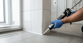 Eliminar o mofo do banheiro é um ritual anual de cinco minutos que substitui o uso de água sanitária, muitas vezes subestimada