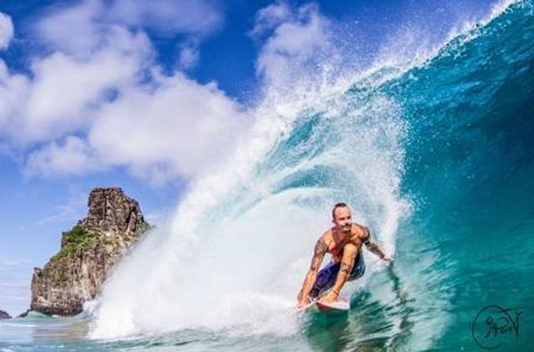 Paulinho Vilhena surfando em Noronha