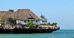 Conheça o restaurante que fica dentro do mar em Zanzibar