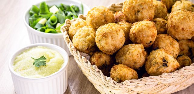 Bolinho de arroz crocante vegano e cheio de sabor