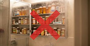 Guardar medicamentos no armário acima da pia parece uma solução prática para manter os comprimidos organizados, mas o calor e a umidade podem comprometer sua estabilidade: no Brasil, a Anvisa recomenda conservar os remédios em locais secos e seguir as condições de armazenamento indicadas na embalagem.