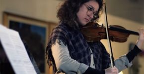Por curso na Áustria, violinista estuda alemão no ônibus