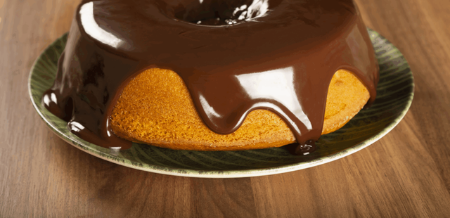 Bolo de cenoura fofinho e com calda de chocolate super cremosa