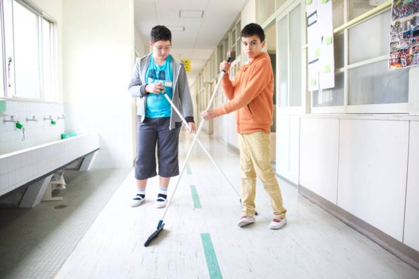 Nos colégios do país, não existem refeitórios e os alunos comem na própria sala de aula (Foto: Marcelo Hide / Fotos Públicas)