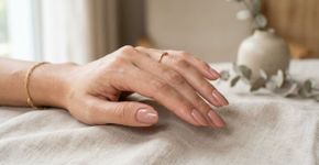 Adeus às unhas vermelhas: essa é a cor que triunfará em 2026 para manicures elegantes