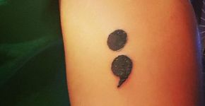Tatuagem ‘ponto e vírgula’ promove apoio a pessoas com depressão
