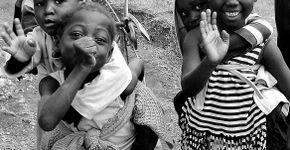 Projeto colaborativo leva câmeras fotográficas para crianças no Quênia