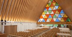 Catedral é construída com papelão e vidraças reutilizadas