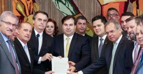 Folha revela:  Bolsonaro ofereceu dinheiro para parlamentares
