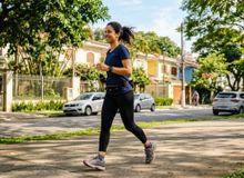 Featured side: Sair para caminhar em vez de ir para academia é muito bom, mas só faz efeito se a caminhada durar no mínimo 30 minutos seguidos, sem interrupções e a uma velocidade constante de 5 km/h