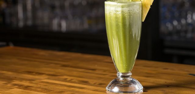 Este smoothie verde com abacaxi e couve vai renovar sua energia em 5 minutos