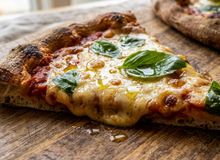 Featured side: Pizza vegana: em vez de usar muçarela, cozinheiros recomendam queijo vegetal de amêndoas, que deixa a cobertura cremosa sem ingredientes de origem animal