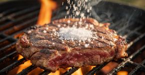 A carne não é mais temperada antes de ir pra grelha. O novo jeito garante sabor e suculência