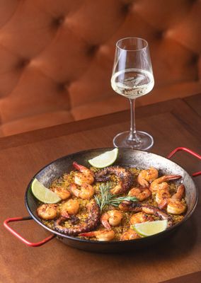 Paella Mista (R$290 – para duas pessoas) leva arroz bomba espanhol cozido com frutos do mar frescos, linguiça artesanal, açafrão e pimentões