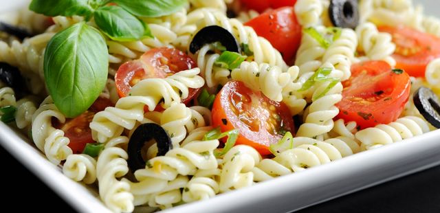 Salada de macarrão parafuso: a receita simples que sempre impressiona