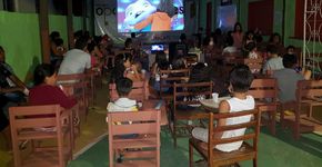 Garoto cria cinema gratuito para crianças do Acre