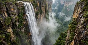 Quase 300 quilômetros de trilhas cruzam três biomas e levam a 33 cachoeiras: o parque baiano de 152 mil hectares onde a Cachoeira da Fumaça despenca entre paredões da Chapada Diamantina
