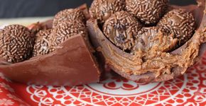 Ovo de Páscoa caseiro recheado com brigadeiro