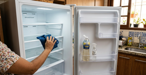 Por que você deve passar um pano com vinagre na geladeira antes de guardar as compras do mês