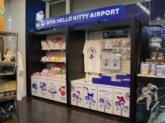 Na loja de souvenirs incluem chaveiros, camisetas, pastas transparentes e biscoitos