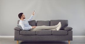 A temperatura que nunca se deve usar no ar-condicionado para evitar dormir mal no inverno