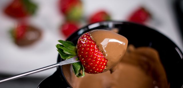 Fondue de chocolate que leva só 3 ingredientes e é uma delícia