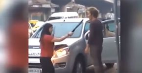 Mulher ameaça com um facão marido que passou a noite na balada