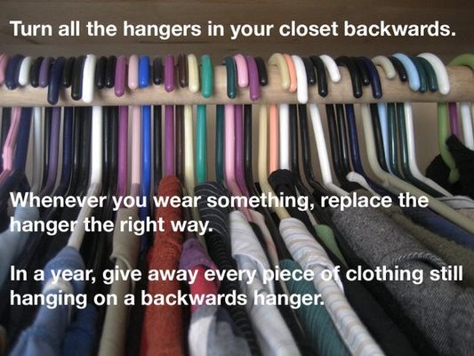  Coloque todos os cabides do armário virados para trás. Toda vez que usar uma roupa, desvire o cabide correspondente. Depois de um ano, doe todas as roupas que ainda estão penduradas em cabides virados para trás.