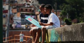 Pipas soltas no céu do Morro Santa Marta (RJ) levam literatura para crianças