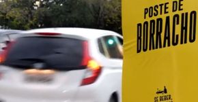 ‘Poste de borracho’ chama a atenção para mortes no trânsito
