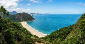 Pouco mais de 5 minutos desde o início da trilha, mesmo subindo devagar, já revelam a Praia de Itacoatiara inteira: Morro das Andorinhas, em Niterói, tem mirantes costeiros em sequência