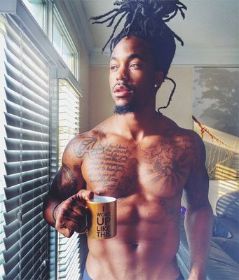 Os homens aparentam estar imitando algumas poses de mulheres nas fotografias (Imagem: Reprodução/BoredPanda)